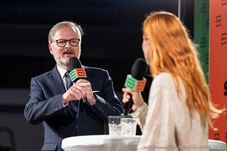 Premiér Fiala jako učitel. Vyčítat mu, že učí, je trapné
